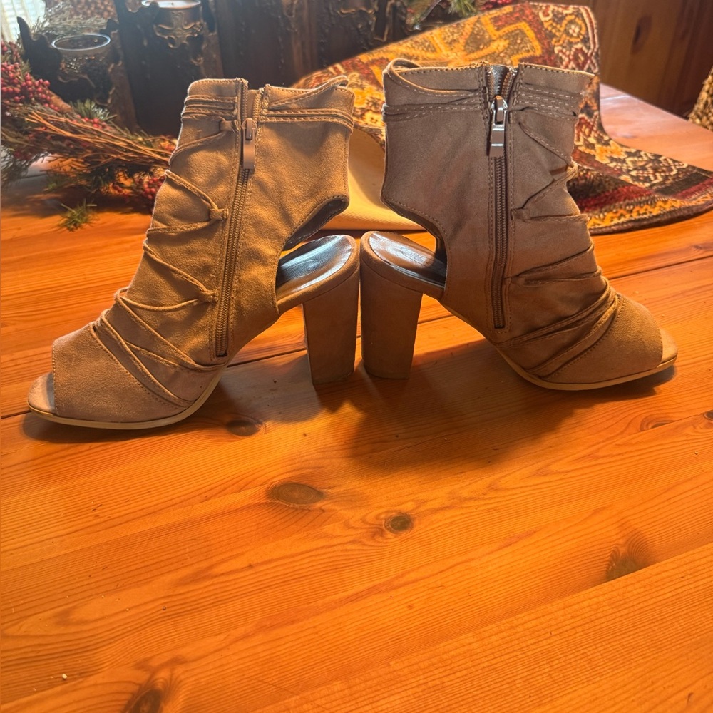 Elegant Tan Peep-Toe Heeled Boots